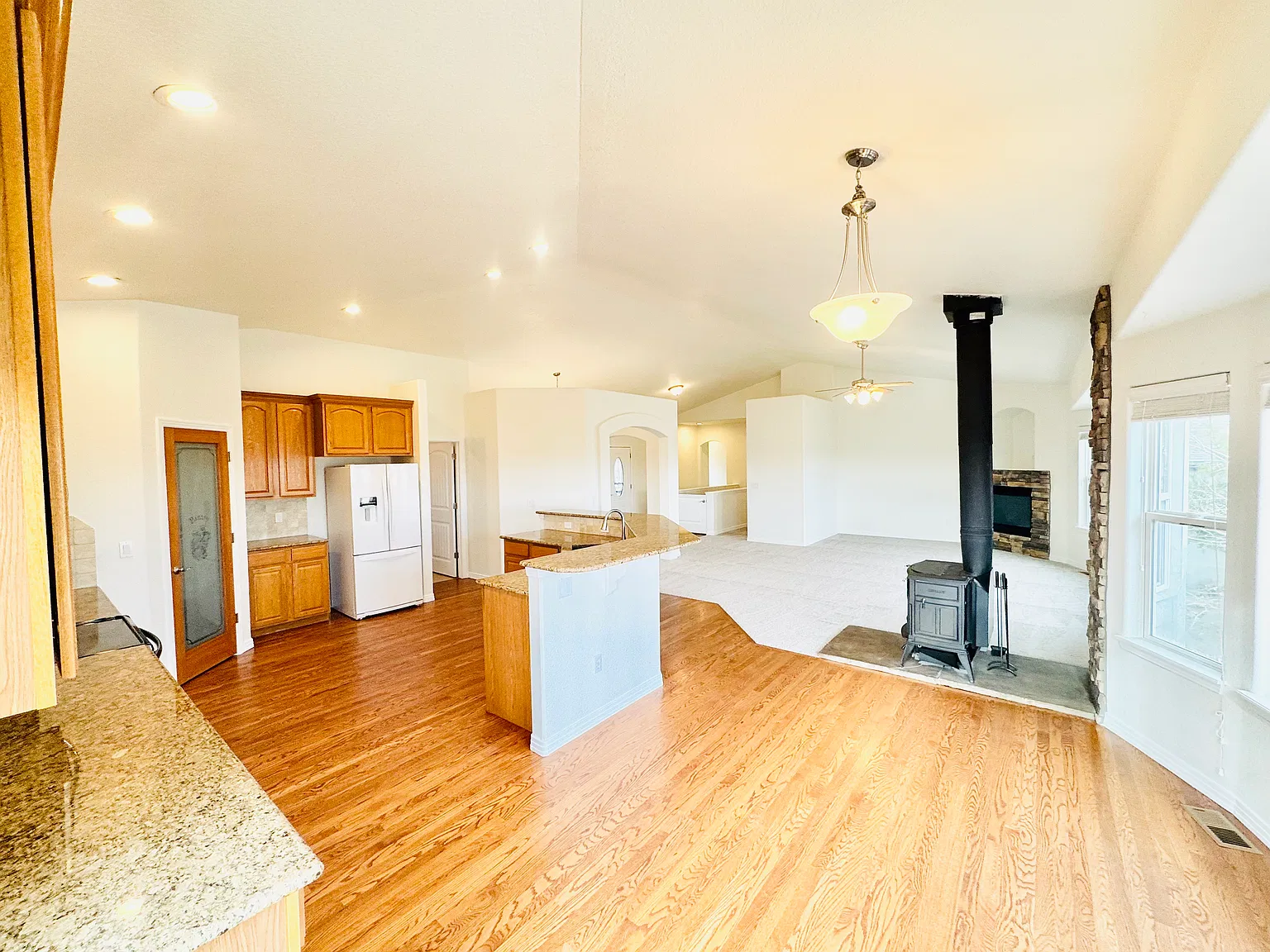 3 bed, 2.5 bath, 2700 sqft, $3,500 — Photo 4