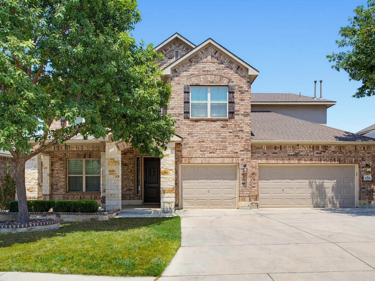 4 bed, 3.5 bath, 3628 sqft, $3,000 — Photo 1