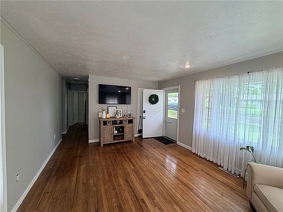 2nd image of 606 W Woodlawn Ave