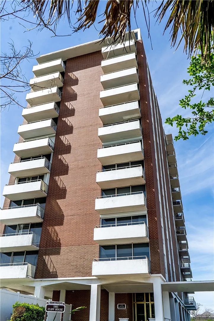 1 bed, 1.0 bath, 749 sqft, $1,700 — Photo 1