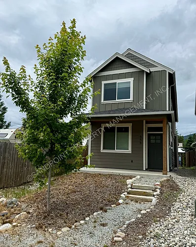 655 Oak Ave Photo 1