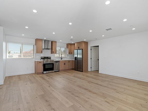 3rd image of 11142 Woodley Ave #1/2