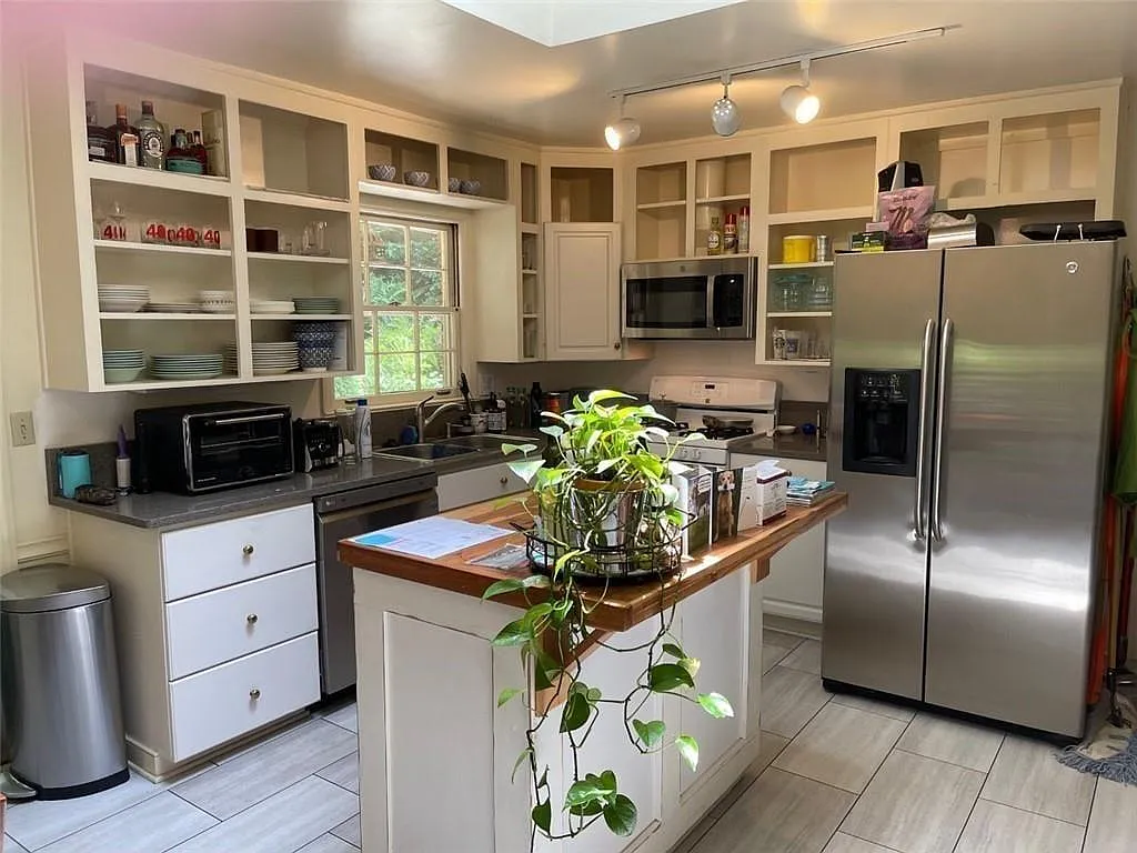 3 bed, 3.0 bath, 2052 sqft, $3,650 — Photo 3