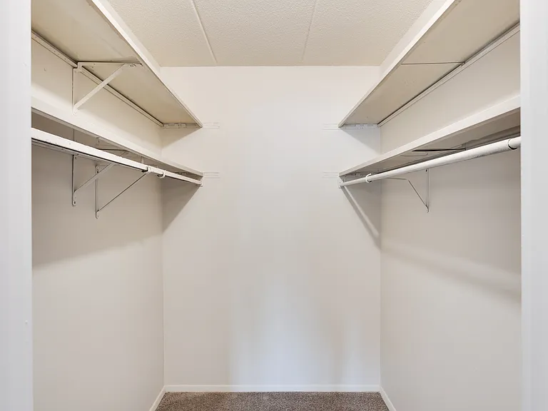 Vantage Pointe West Apartment Homes — Photo 12