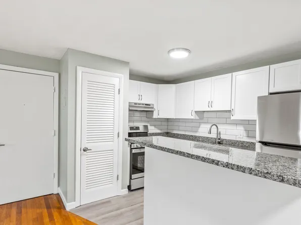 1 Elaine St, Hampton, NH