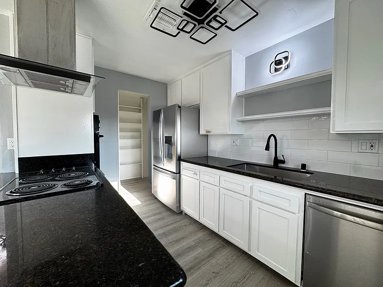 2836 Washington St — Photo 13
