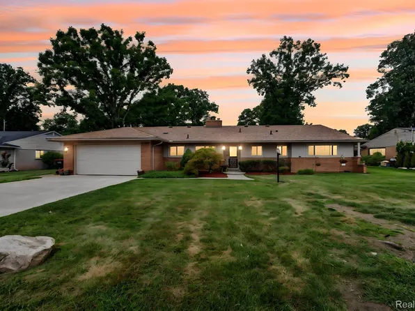 22902 S Bellwood Dr, Southfield, MI 48034