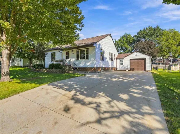 718 3rd St, Kalona, IA 52247