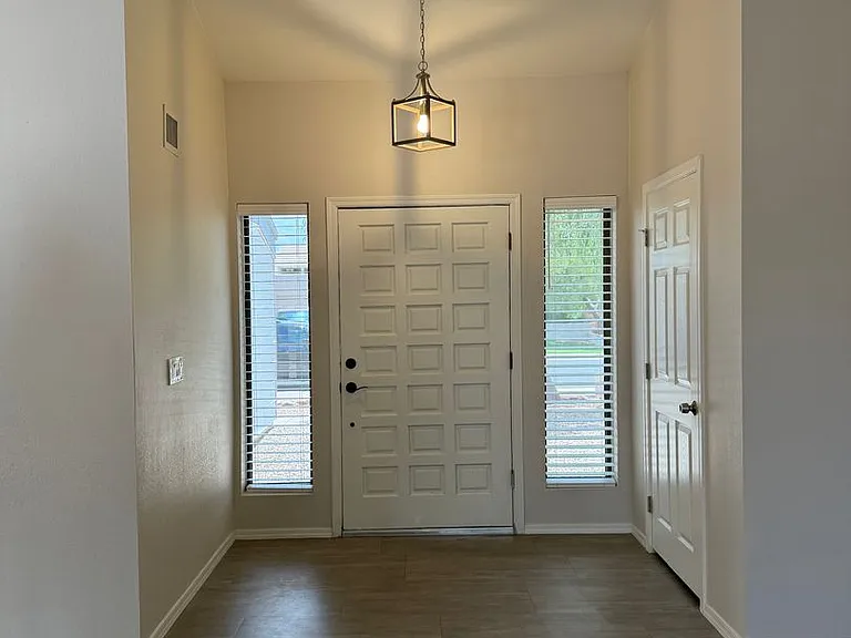 1716 E Redfield Rd — Photo 2
