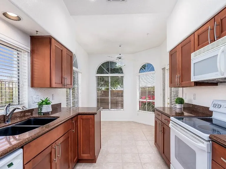 Kitchen and eat-in kitchenette