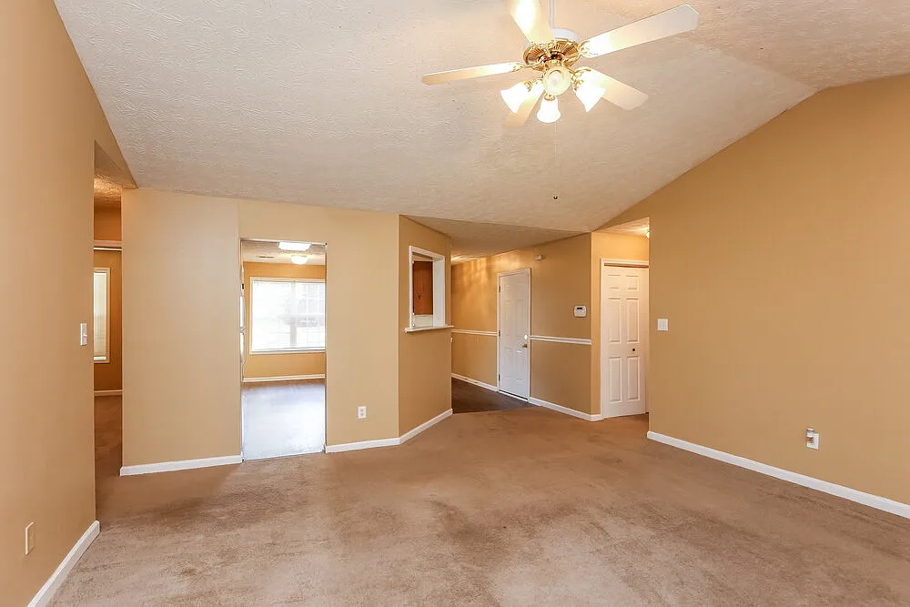 3 bed, 2.0 bath, 1480 sqft, $2,000 — Photo 2