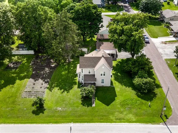 708 N Mill St, Le Roy, IL 61752