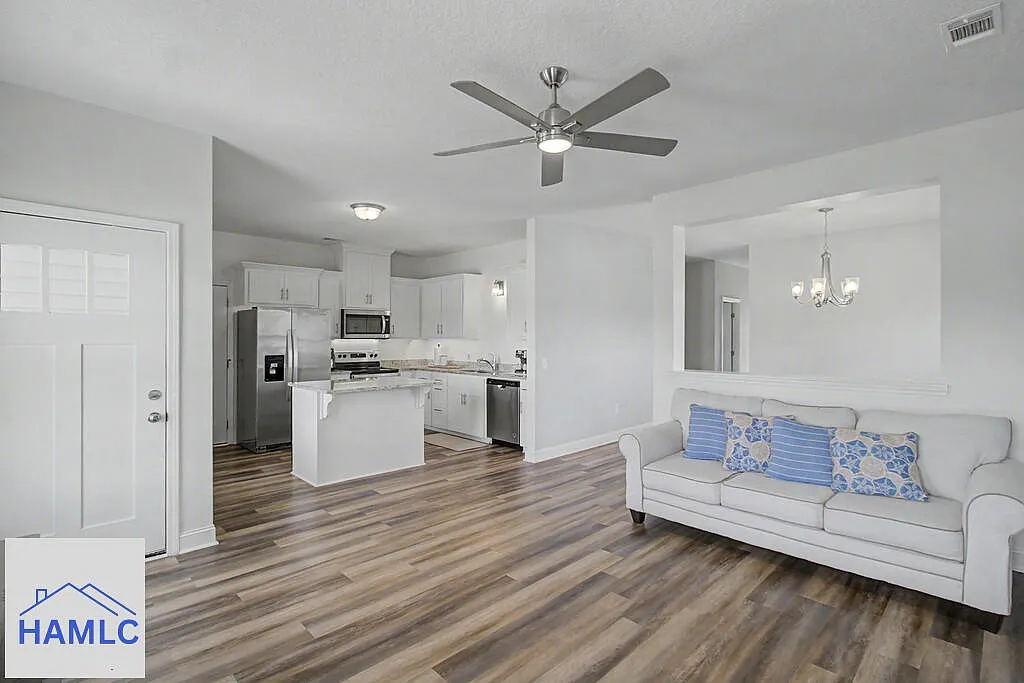 3 bed, 2.0 bath, 1336 sqft, $2,000 — Photo 3