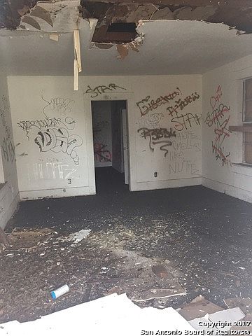 2nd image of 1818 E Crockett St
