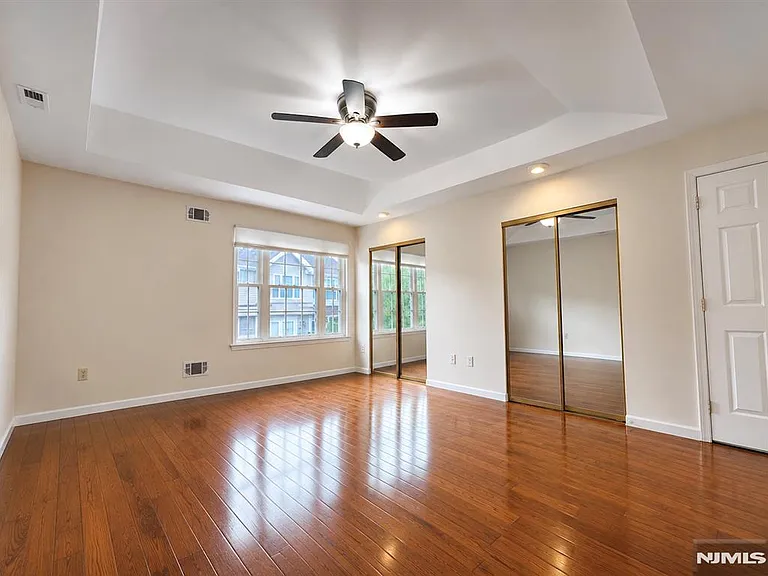 555 Ridge Ln — Photo 12