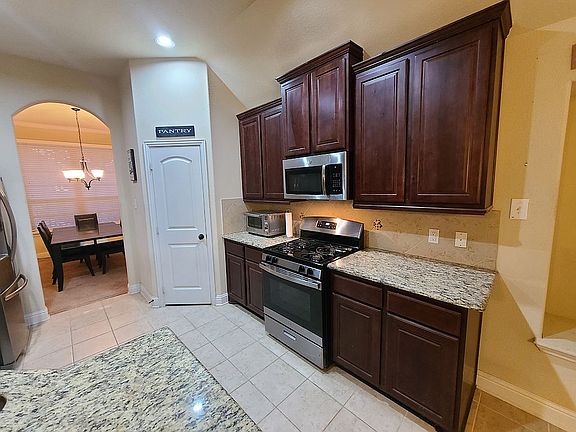 5th image of 1021 Colonial Dr