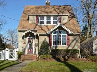 1 Lester Ave, Lynbrook, NY 11563