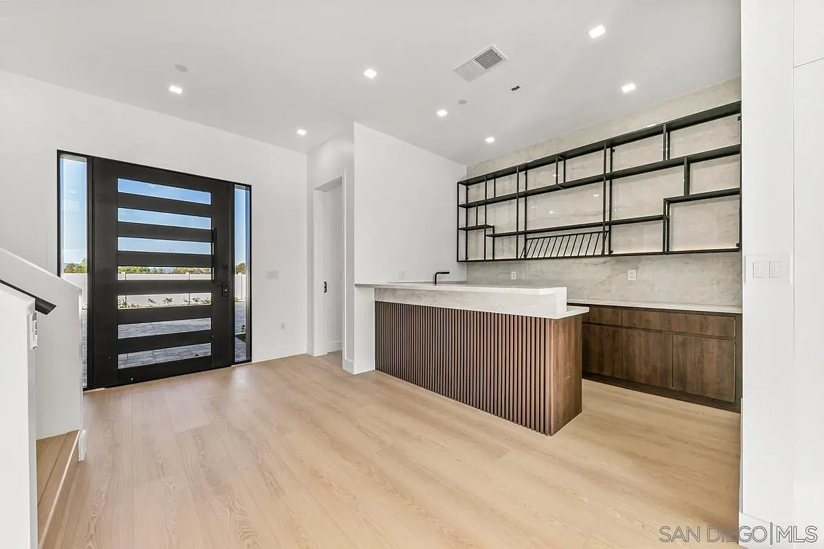 5 bed, 5.5 bath, 5000 sqft, $29,995 — Photo 4