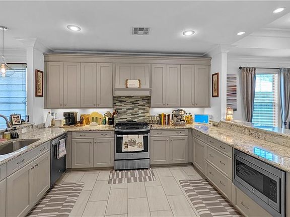 5th image of 1020 Green St