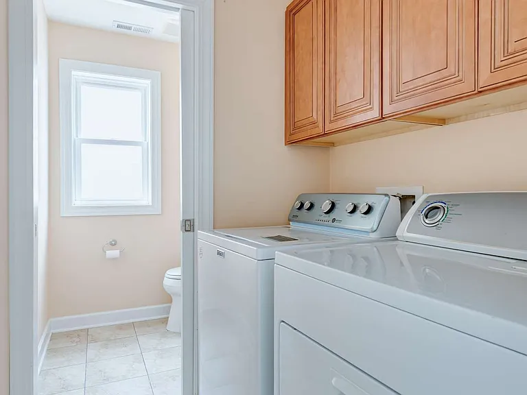 900 Ashford Ln — Photo 10
