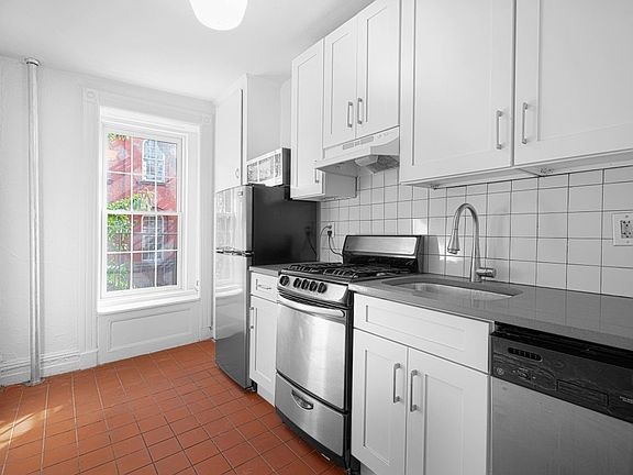 4th image of 213 W 13th St APT 2D