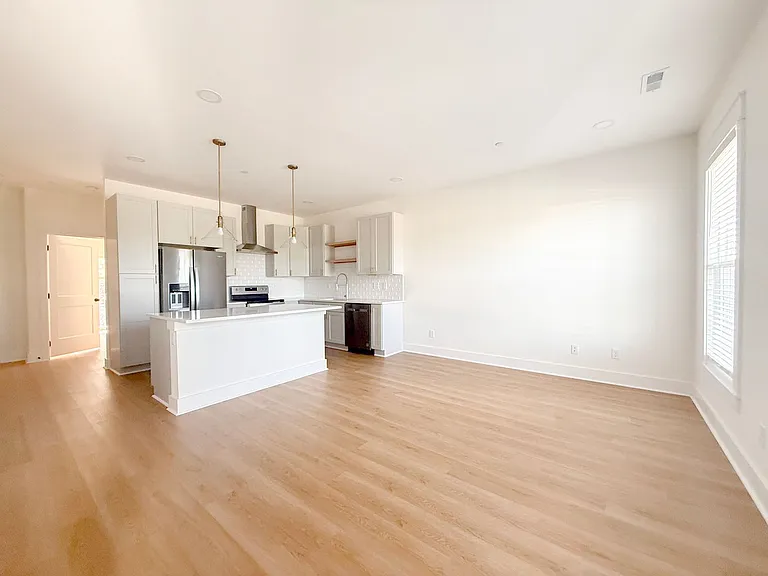 1333 Belfair St — Photo 2