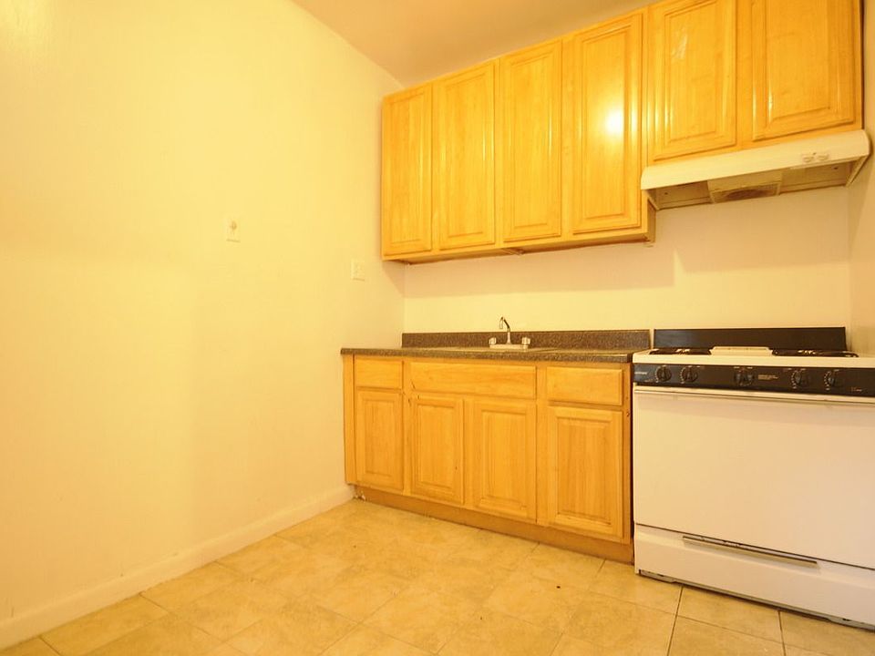 2nd image of 2100 Beekman Pl APT 2C