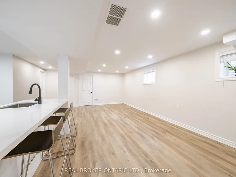 22 Yucatan Rd #LOWER — Photo 8