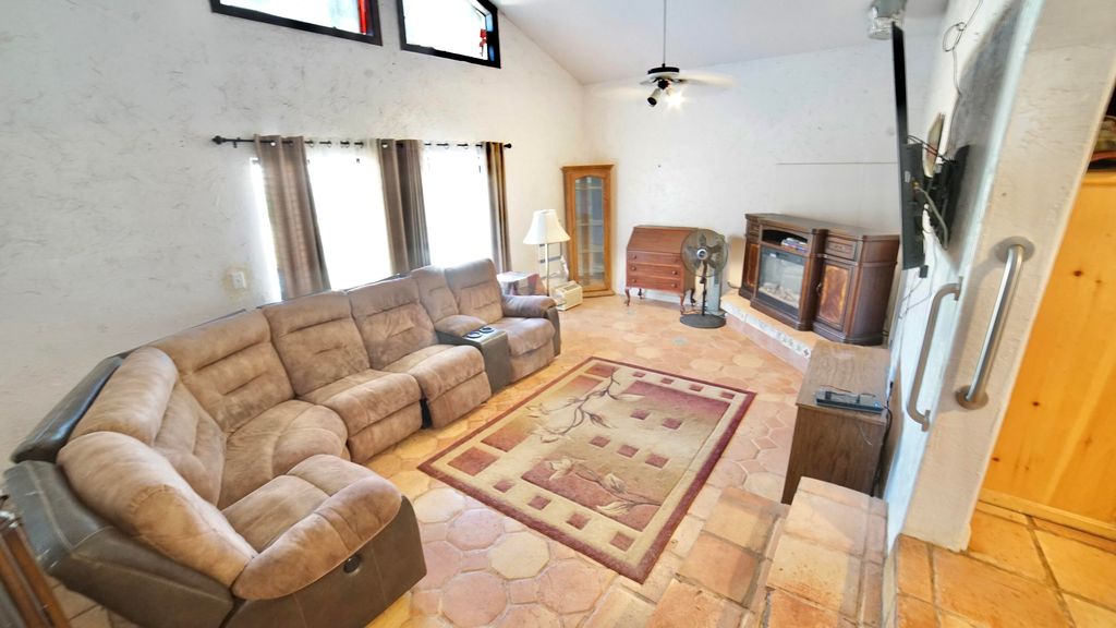 Apartment in Lindsay, Tulare - More