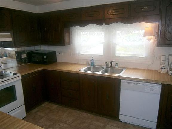 3rd image of 40 Sonia Dr