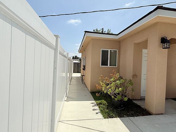 3rd image of 4831 Fiesta Ave #B