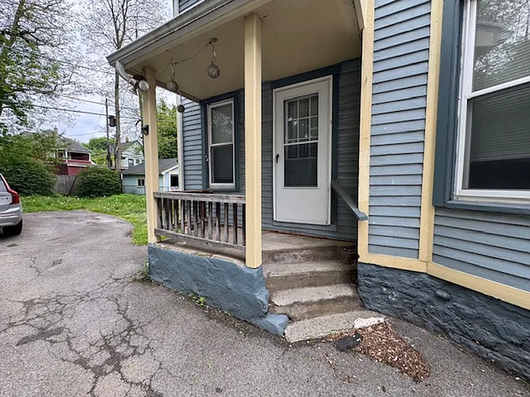 235 Henrietta St — Photo 2