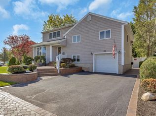 95 Circle Dr, Syosset, NY 11791