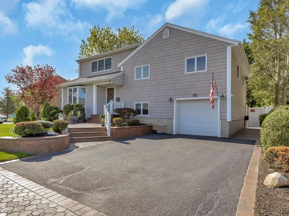 95 Circle Drive, Syosset, NY 11791