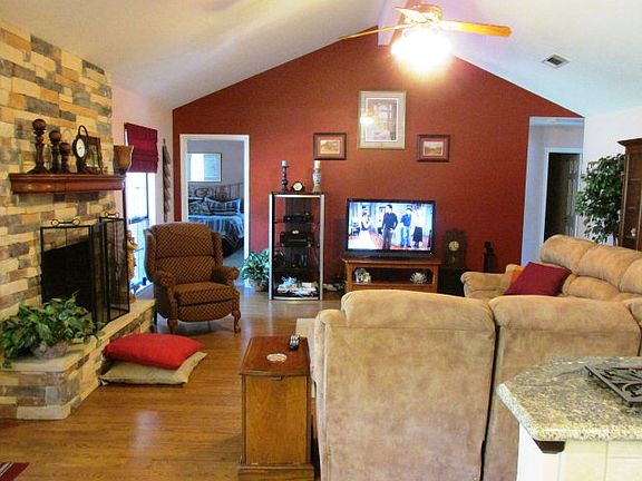 4th image of 903 Willow Oak St