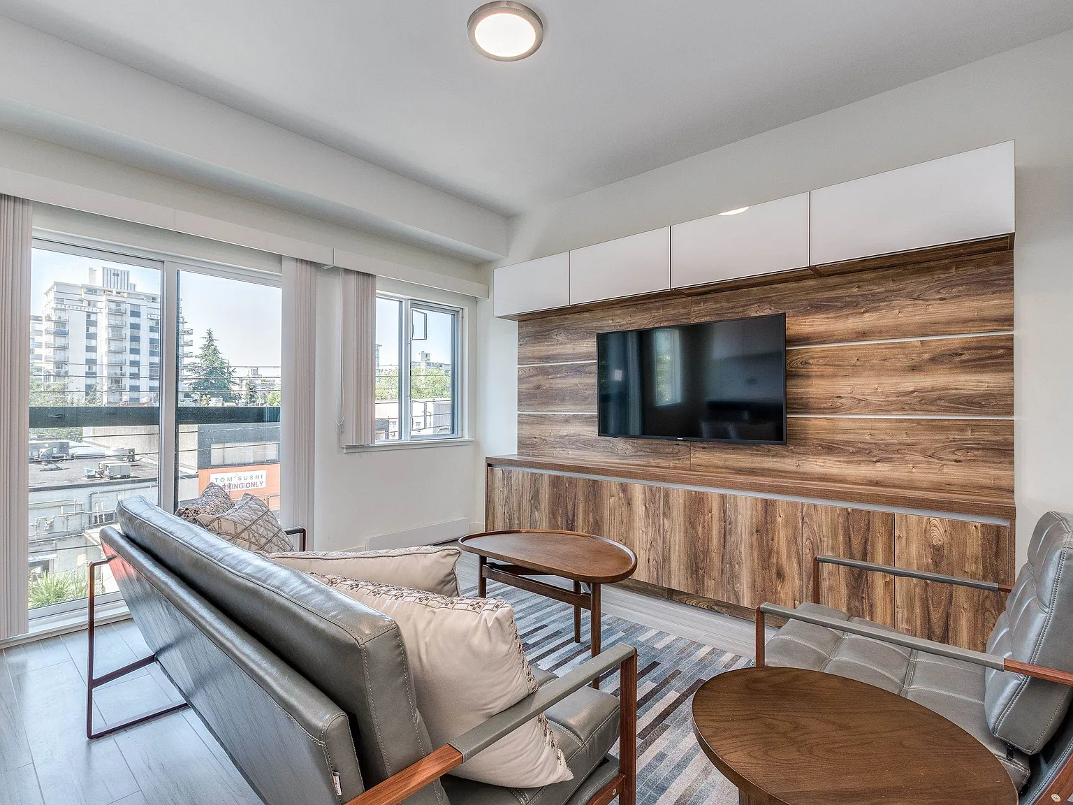 2 bed, 735 sqft, $3,950 — Photo 4