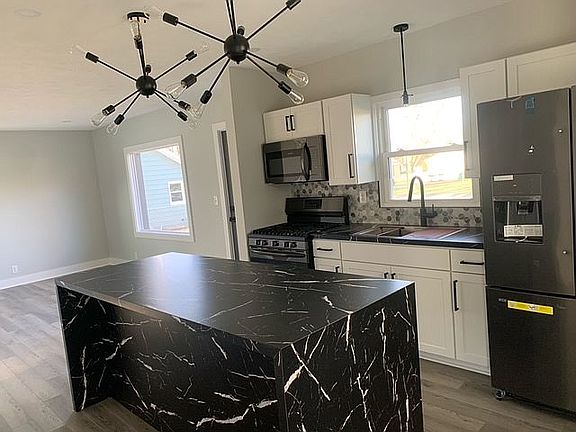 4th image of 2284 Edgewater Dr NE