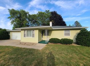 127 Valley Rd, Waterloo, IA 50701