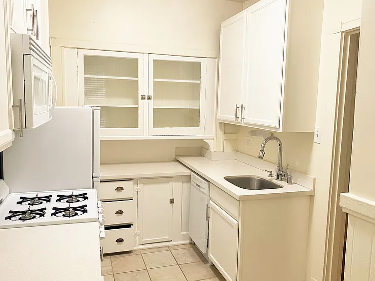 Sutter House Apartments — Photo 39