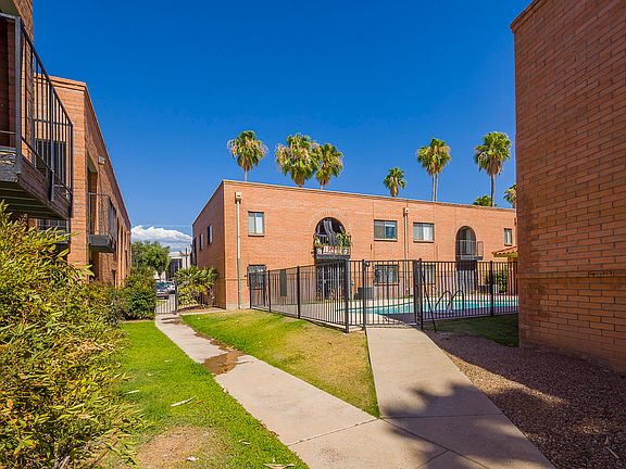 2nd image of 1532 S Columbus Blvd APT 5