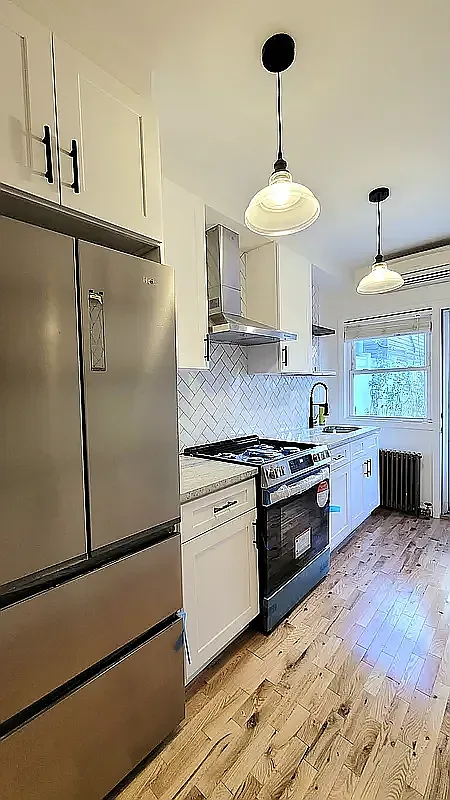 522 Lorimer Street — Photo 2