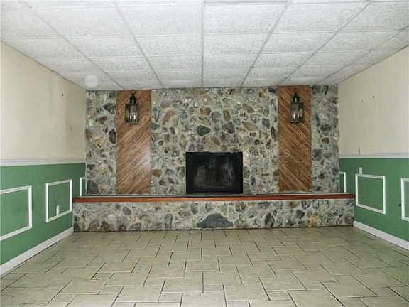 5th image of 8861 Oak Cir