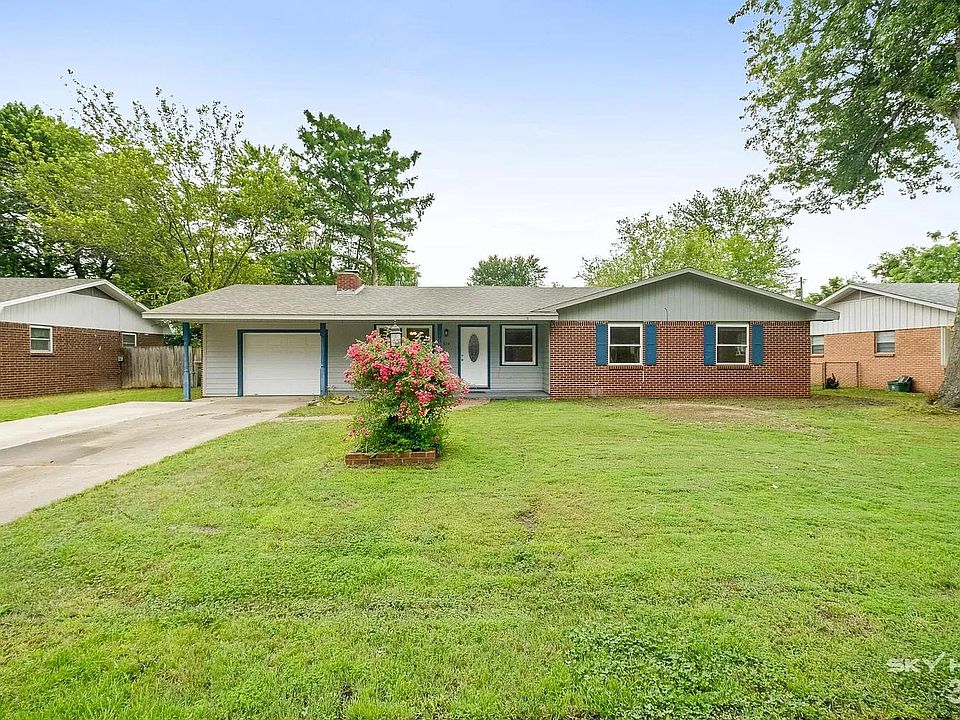 1st image of 924 W Bel Air Dr