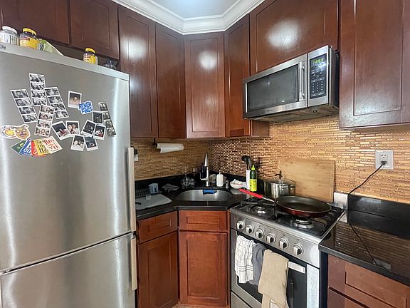 4th image of 410 W 51st St #403