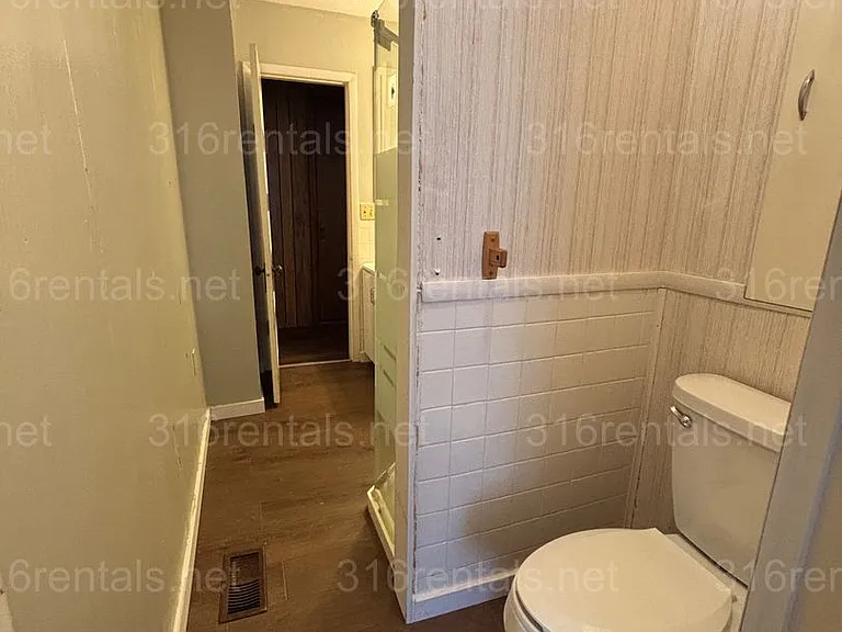 511 W Locust Ave — Photo 12