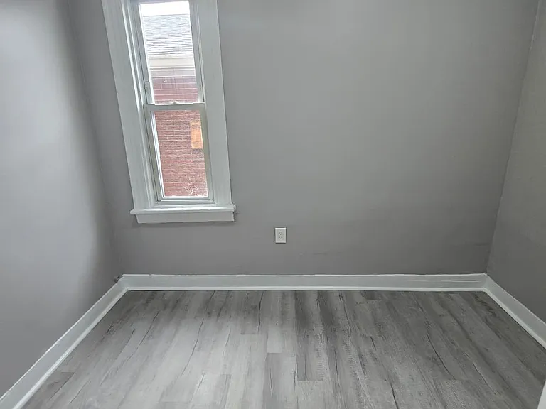 125-127 Redwood Ave #2C — Photo 4