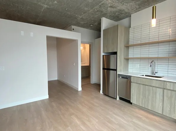 215 W Institute Pl #15, Chicago, IL 60610