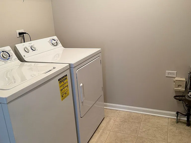 2361 Sunshine Ln — Photo 2