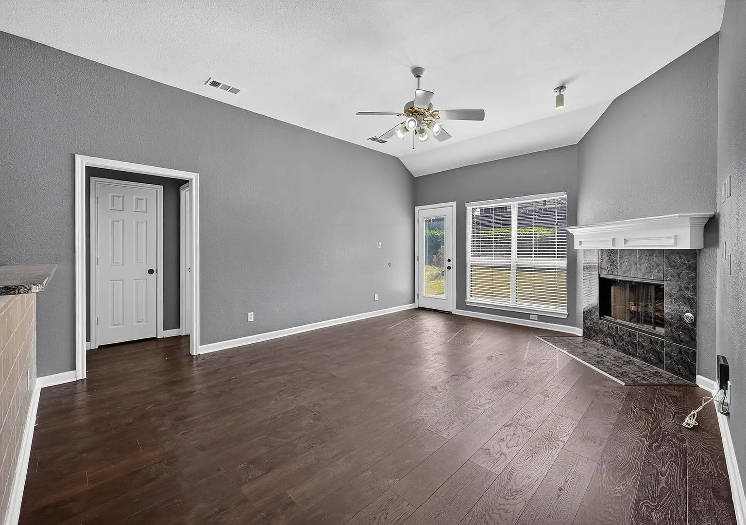 Move-In Ready 3BR Home in Prime Lewisville Location — Photo 2