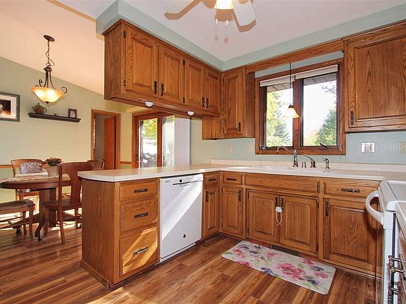 Kitchen lots of cabinets
